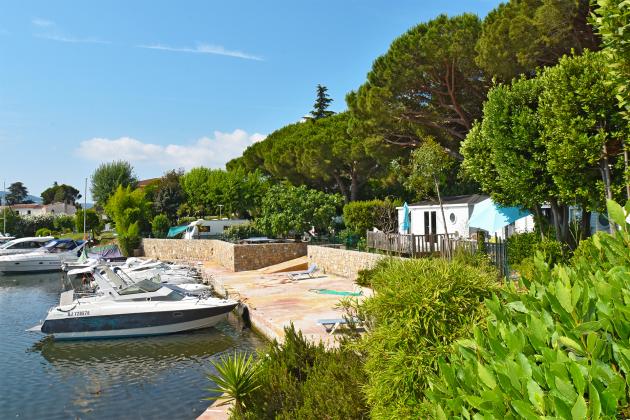 Port de bateau au bord du camping